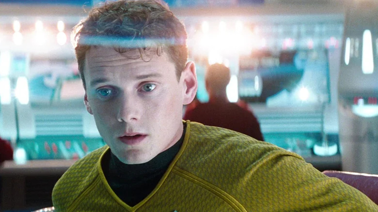 Chekov a l'air aux yeux écarquillés sur le pont de Star Trek Into Darkness (2013)
