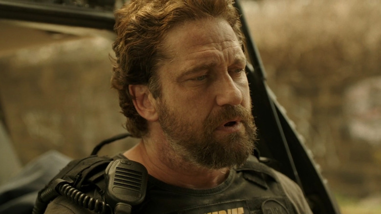 Nick O'Brien appuyé contre un croiseur de flics dans Den of Thieves