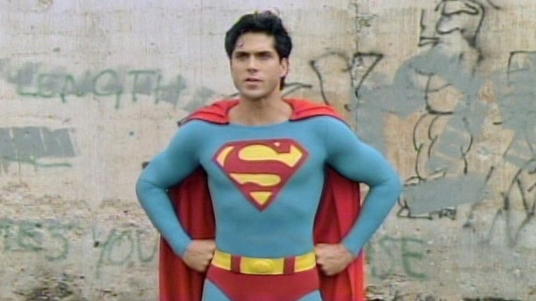 Superboy devant un mur