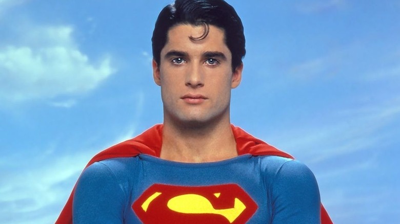 Superman plie ses bras