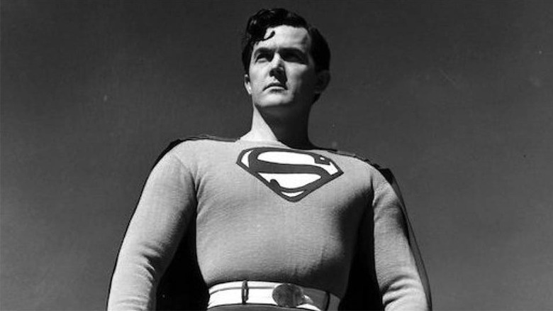 Superman se tient haut
