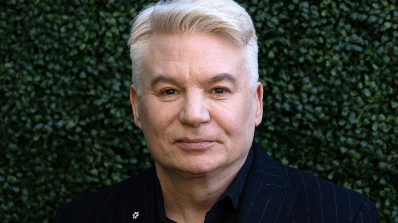 Mike Myers debout sur fond vert