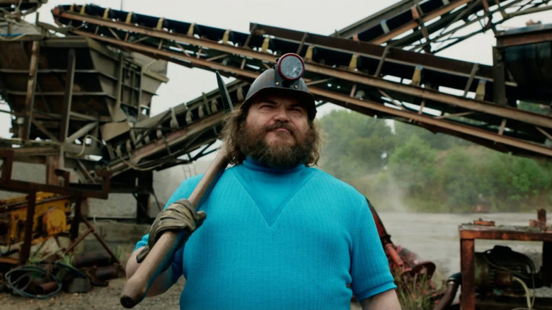 Steve tient une pioche dans 