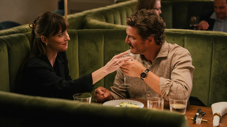 Lucy et Harry à un rendez-vous en buvant des martinis en matérialistes