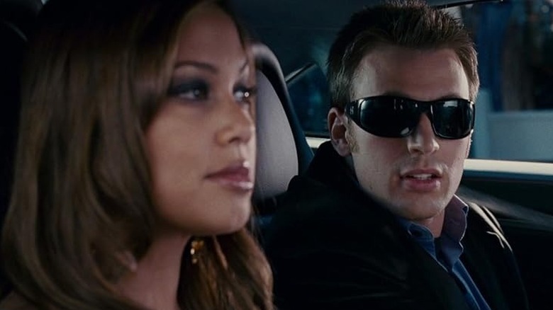 Johnny regarde sa date dans une voiture en