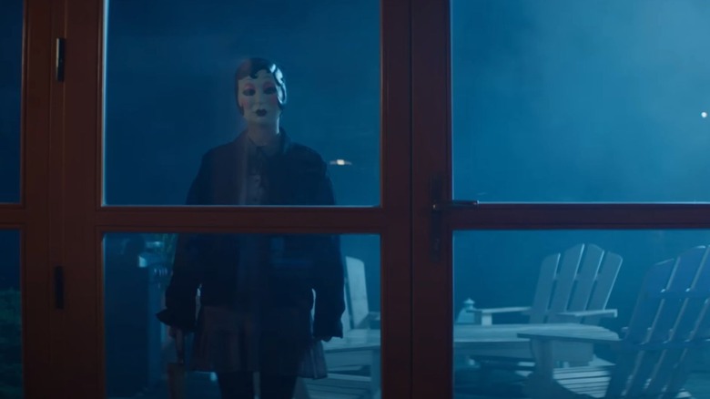 Poupée Face en regardant dans une fenêtre de cabine (2025)