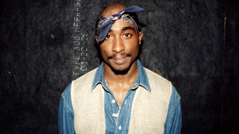 Tupac Shakur posant pour une photo en 1994