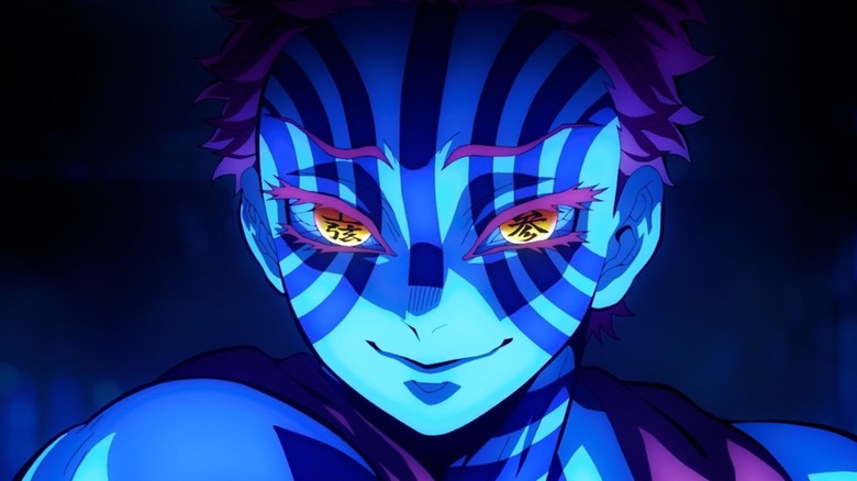 Akaza souriant en bleu en