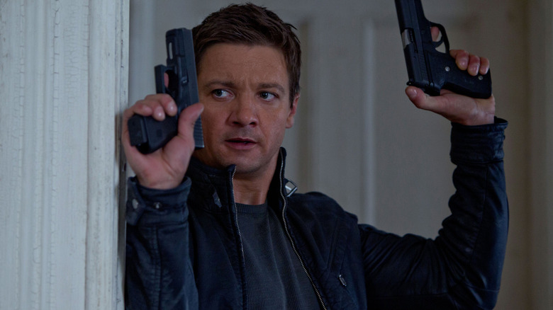 Aaron Cross avec deux canons dans l'héritage Bourne