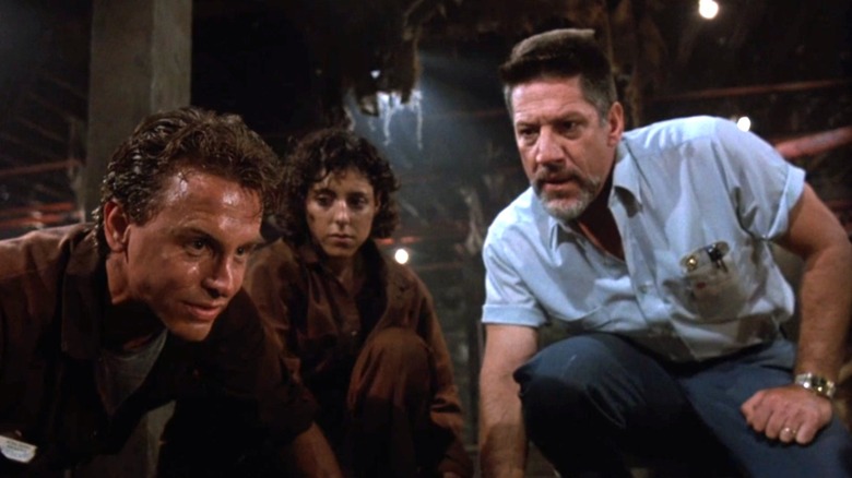 Hall, Wisconsky et Warwick explorent un arbre souterrain dans le quart de cimetière (1990)