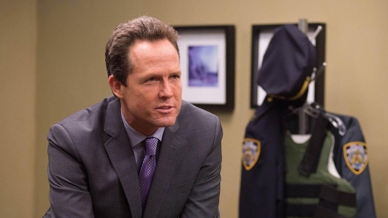 Le détective Keith Pembroke se penchant sur Brooklyn Nine-Nine.