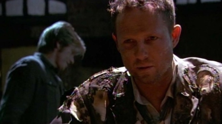 Tommy Gavin se tient derrière son frère Johnny Gavin pour me sauver.