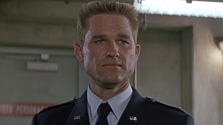 Jack se tient dans son uniforme de l'armée à Stargate