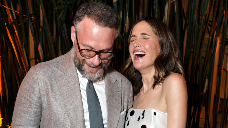 Seth Rogen et Rose Byrne riant sur le tapis rouge