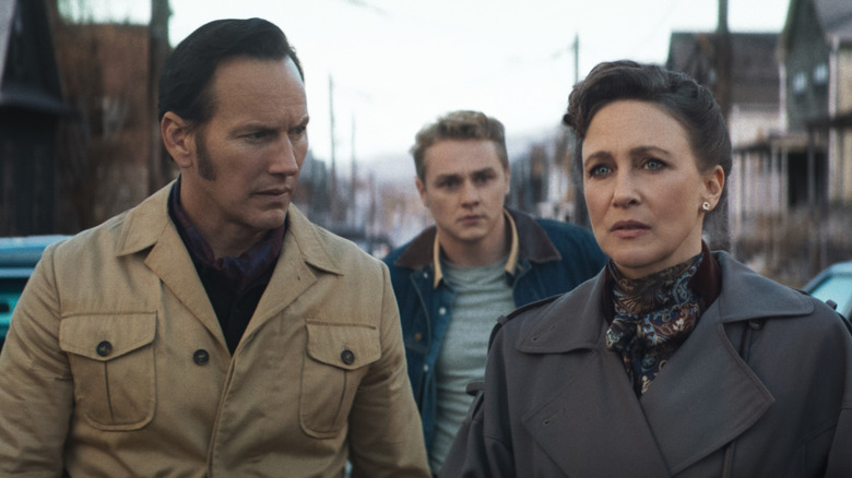 Ed Warren, Tony Spera et Lorraine Warren marchant à l'extérieur dans la conjuration: Last Rites (2025)