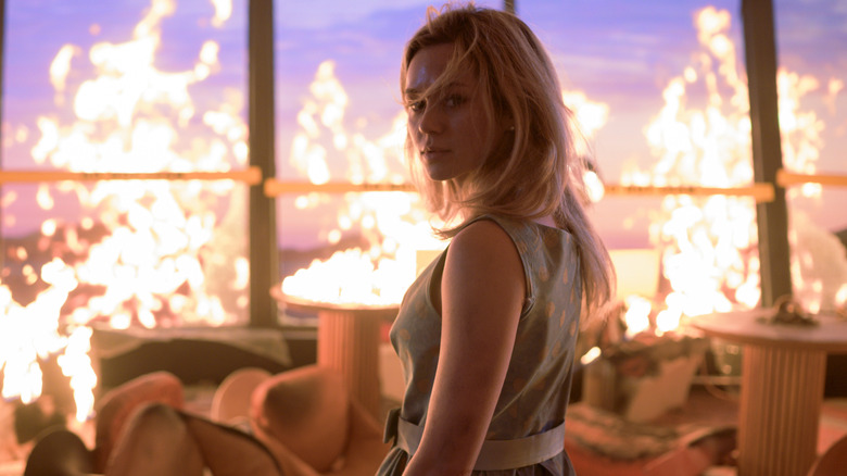 Iris regardant par-dessus épaule avec du feu devant elle