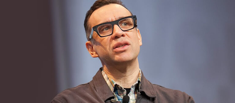 Fred Armisen partage les détails de l'oncle Fester Spin-Off Series