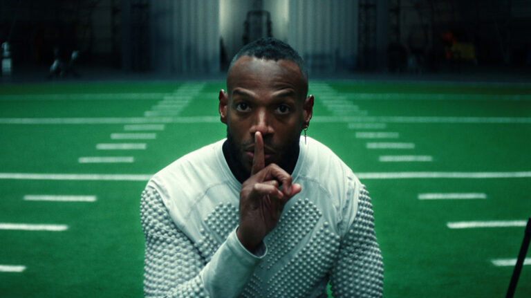 Him Review: Un film d'horreur observable mais finalement oubliable