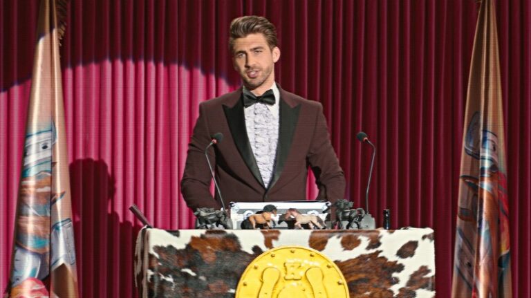 L'icône de l'île Love Chris Taylor a obtenu son rôle de Barbie de la meilleure façon possible