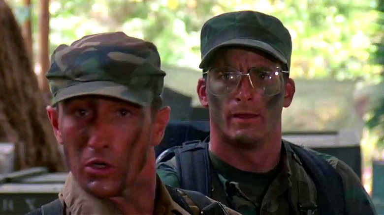Poncho se tient devant Hawkins dans le prédateur de 1987
