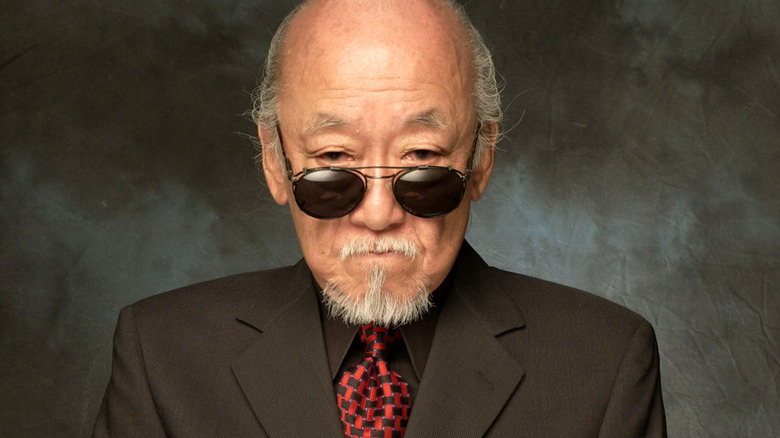 Pat Morita portant des lunettes de soleil au Cinevegas Film Festival 2003