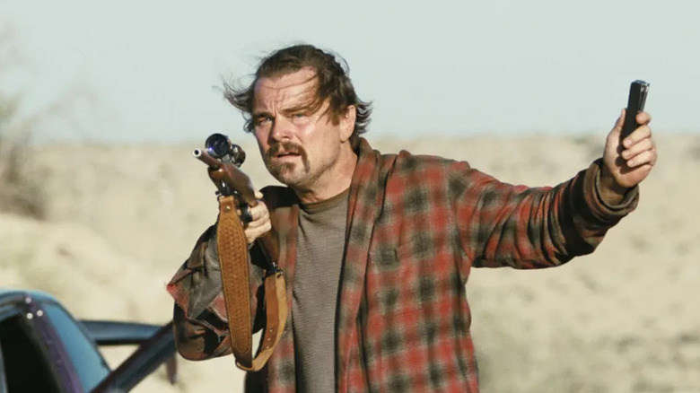 Bob Ferguson brandisse un pistolet dans