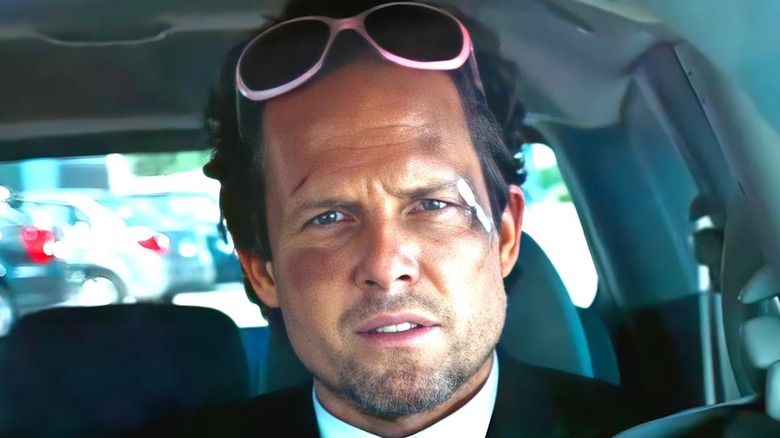 Dean Winters en tant qu'adolescente chaos dans une publicité d'assurance Allstate 2010.