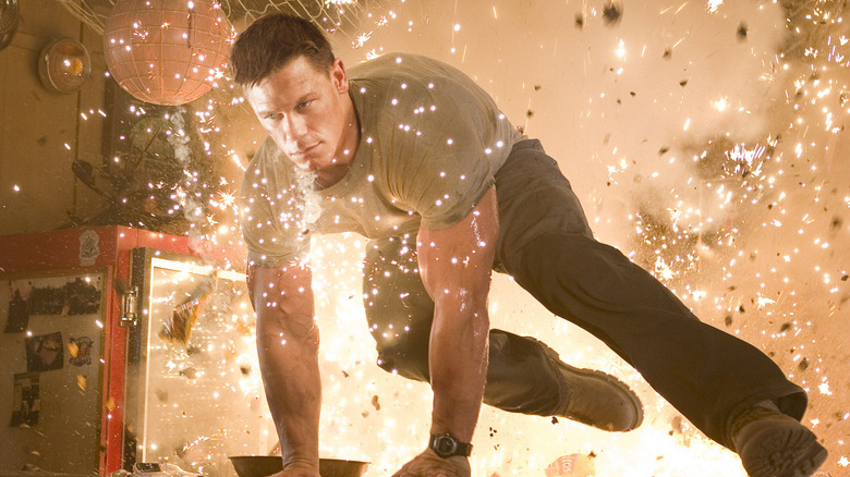 John Triton a l'air cool en sautant loin d'une explosion dans le Marine (2006)