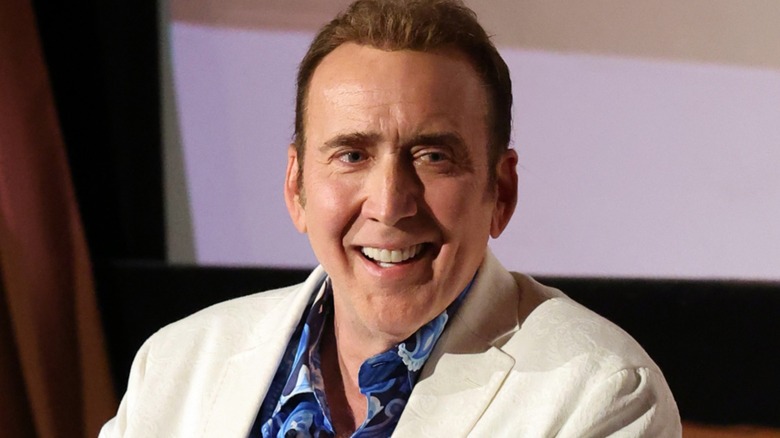 Nicolas Cage portant un blazer blanc
