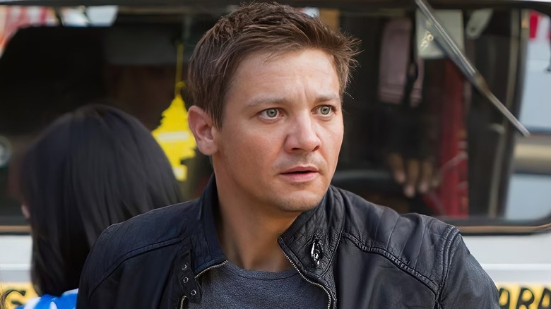 Aaron se précipite sur le terrain dans l'héritage Bourne