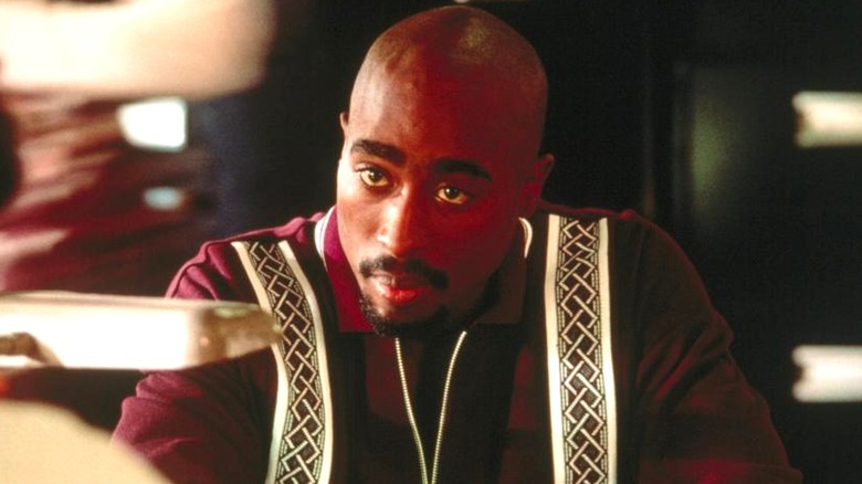 Tupac Shakur en tant que détective Jake Rodriguez dans les gangs liés