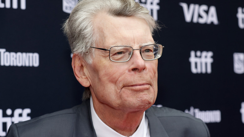 Stephen King dans un costume gris à Tiff