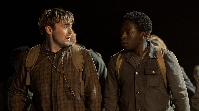 Garraty et McVries se regardant pendant qu'ils marchent la nuit (2025)