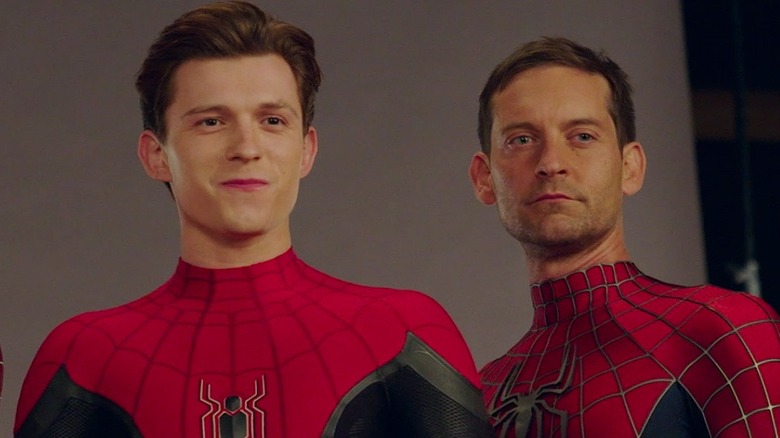 Tobey Maguire en tant qu'homme Spider a l'air sérieux