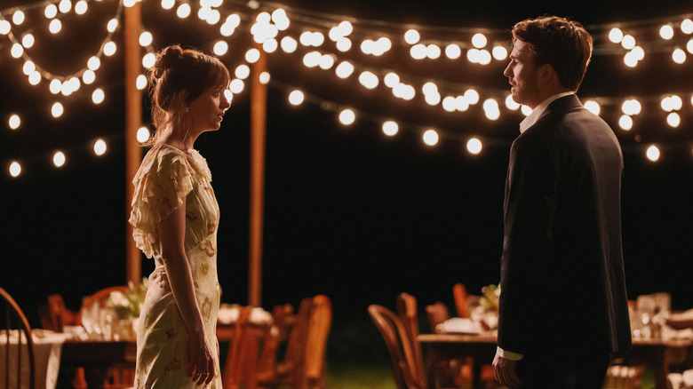 Lucy et John se disputant le mariage en matérialistes