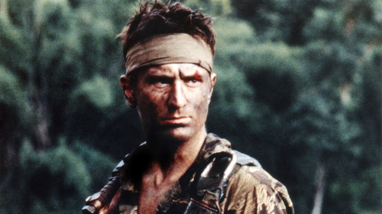 Mike debout près des bois dans le Hunter de cerfs (1978)