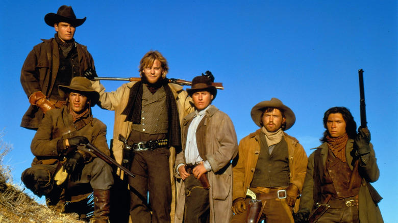 Le casting de jeunes canons posant devant le ciel bleu