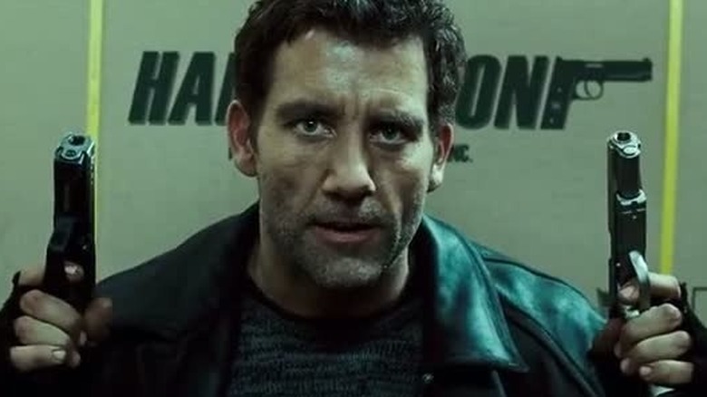 M. Smith tenant deux canons dans "Tirez-les" (2007)