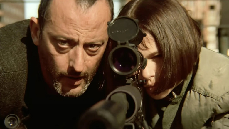 Léon aide Mathilda à viser la portée d'un fusil à Léon: le professionnel