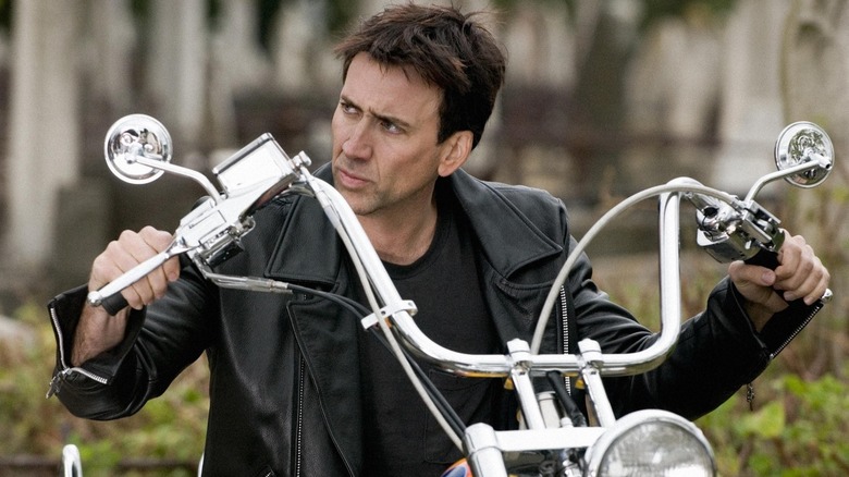 Johnny assis sur sa moto 