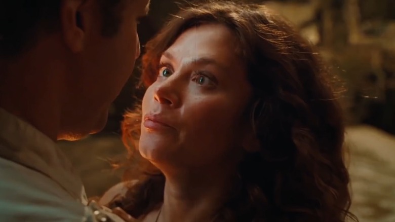 Holly et Rick embrassent