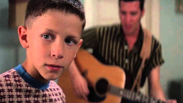 Forrest en pyjama écoutant Elvis jouer de la guitare dans Forrest Gump (1994)
