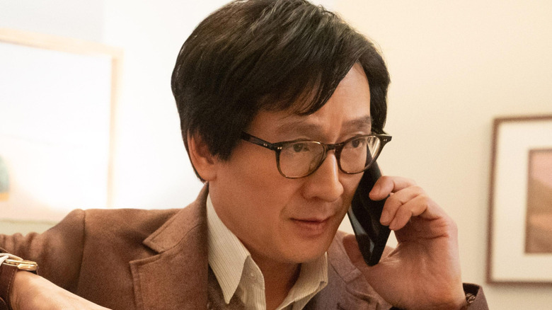 Marvin parle au téléphone dans