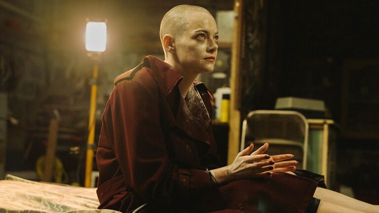 Bugonia Review : le dernier film de Yorgos Lanthimos d'Emma Stone est étrange, tendu et brillant