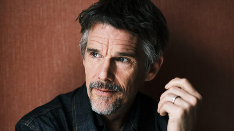 Ethan Hawke a deux films qui sortent le même jour (et ils ne pourraient pas être plus différents)