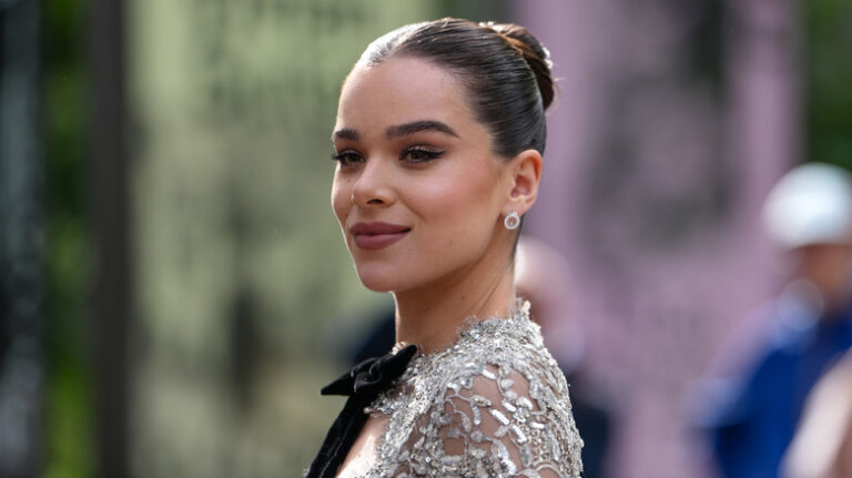 Hailee Steinfeld continue de lui faire crier sa ligne explicite de pécheurs en public