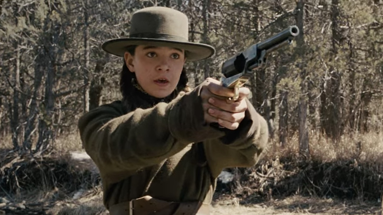 Mattie pointe son arme sur l'assassin de son père