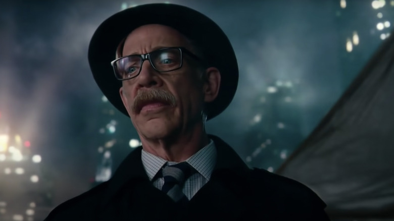 Simmons Gordon debout dans le brouillard