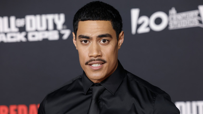 Dimitrius Schuster-Koloamatangi posant sur le tapis rouge de Predator: Badlands