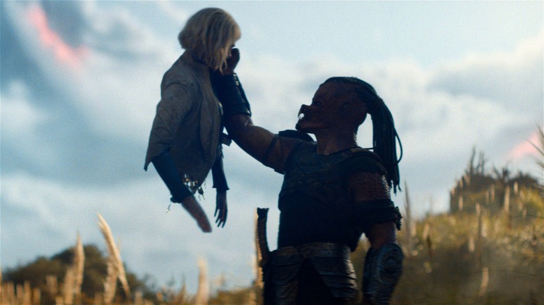 Dek soutient Thia dans Predator: Badlands